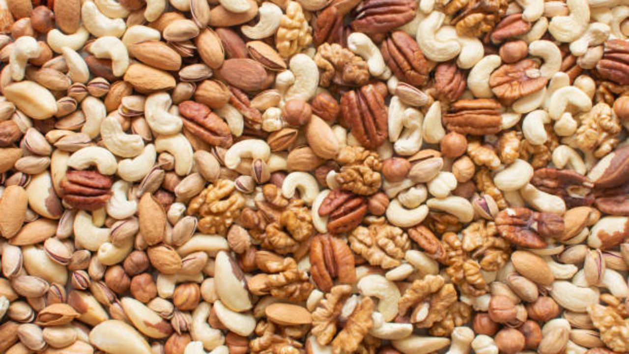 सकाळी उठल्यानंतर नियमित करा अक्रोड, बदामचे सेवन! जाणून शरीराला होणारे चमत्कारीक फायदे