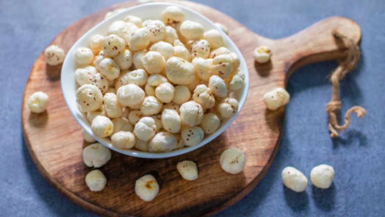 100 ग्रॅम माखणामध्ये सुमारे 10.71 ग्रॅम प्रथिने आढळून येतात. ज्यामुळे शरीराला आवश्यक असलेले प्रथिने मिळतात. मखनामध्ये भरपूर प्रमाणात अँटीऑक्सिडंट गुणधर्म असतात. ज्यामुळे त्वचा सुधारण्यास मदत होते.