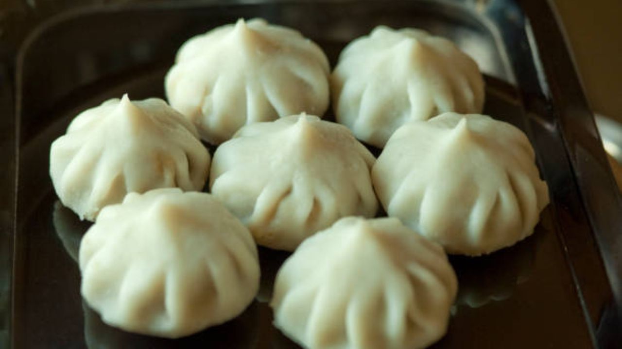 चवदार आणि लुसलुशीत मोदक आता घरीच बनवा