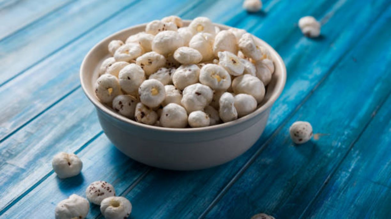 अनेकदा सांधेदुखी, अंगदुखी किंवा कंबर दुखीचा त्रास जाणवू लागल्यानंतर मखाणाचे सेवन करावे. तसेच मखाणाची पाने बारीक करून सांधे किंवा गुडघ्यांवर लावल्यास वेदनांपासून आराम मिळतो.