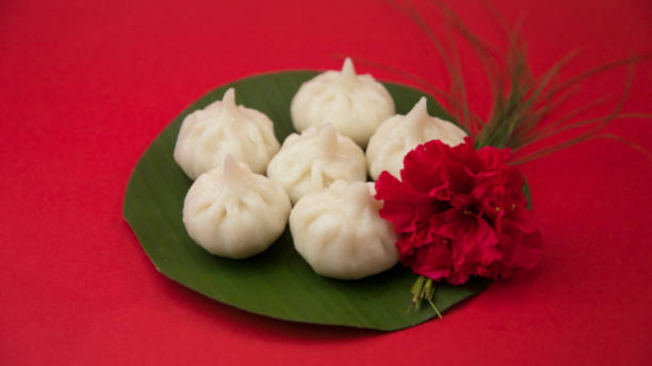 चवदार आणि लुसलुशीत मोदक आता घरीच बनवा