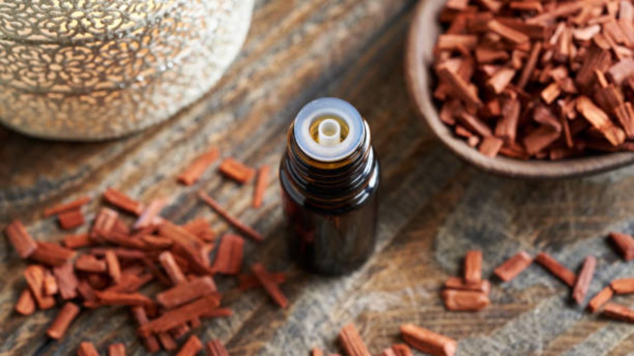 मुकामार किंवा जखम झाल्यानंतर सूज आल्यास रक्त चंदन उगाळून लावावे. यामुळे शरीरावरील सूज कमी होऊन वेदनांपासून आराम मिळतो. रक्त चंदनाचा लेप जखमेवर लावल्यास जखम लवकर भरते.