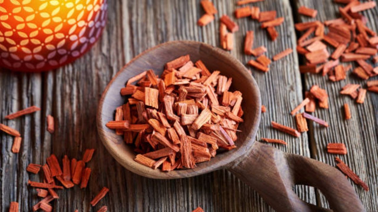 चेहऱ्यावर आलेले पिगमेंटेशन, मुरुमाचे डाग, पिंपल्स, फोड इत्यादी अनेक समस्यांपासून आराम मिळवण्यासाठी रक्त चंदन प्रभावी आहे. यामध्ये असलेले औषधी घटक मुरुमांचे डाग घालवण्यासाठी मदत करतात.