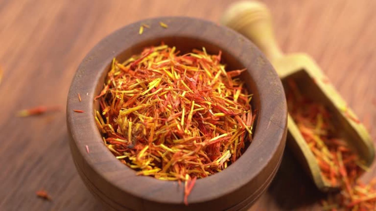 सतत डोकं दुखत असल्यास डोक्यावर रक्त चंदनाचा लेप लावावा. यामुळे डोकं दुखी थांबून आराम मिळतो.