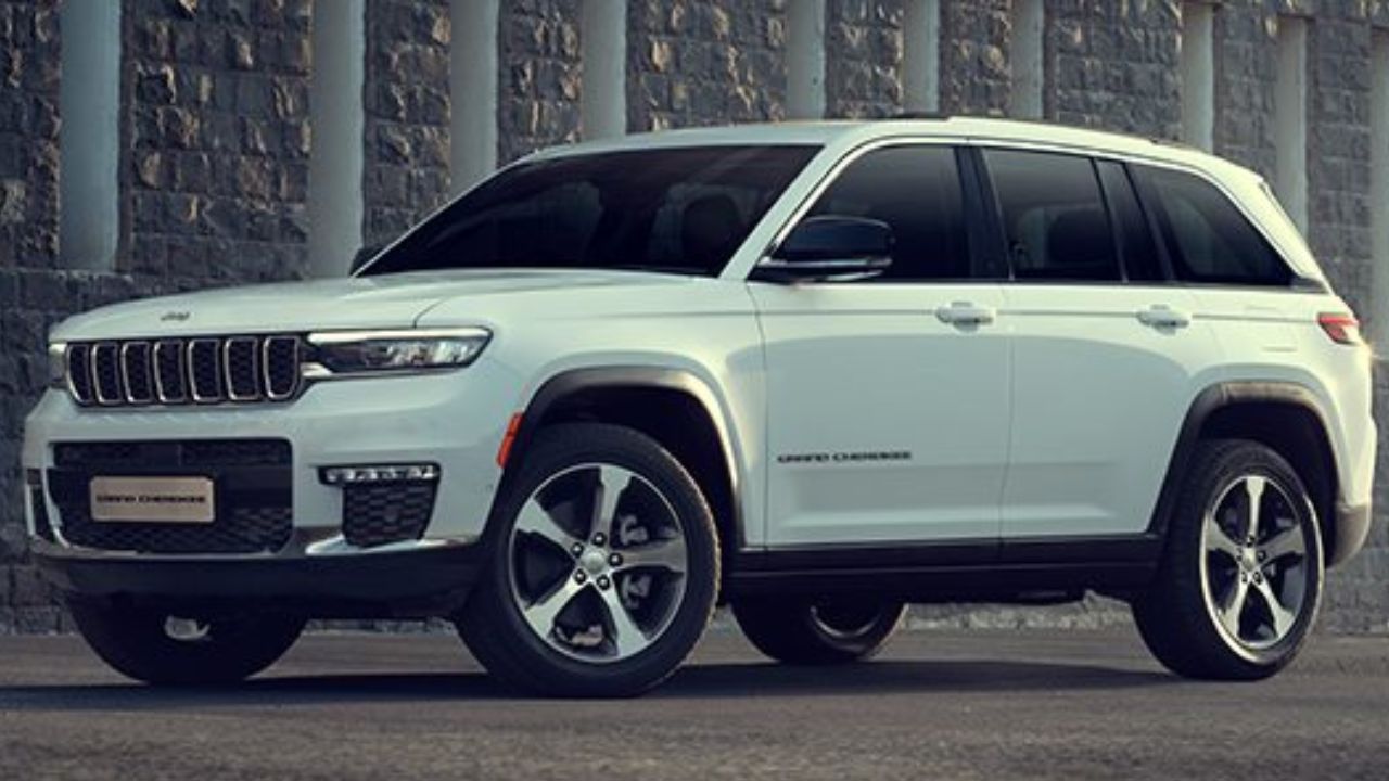 Jeep Grand Cherokee सप्टेंबर 2024 महिन्यासाठी, जीप ग्रँड चेरोकी कारवर तब्बल 12 लाख रुपयांची रोख सवलत मिळत आहे.
