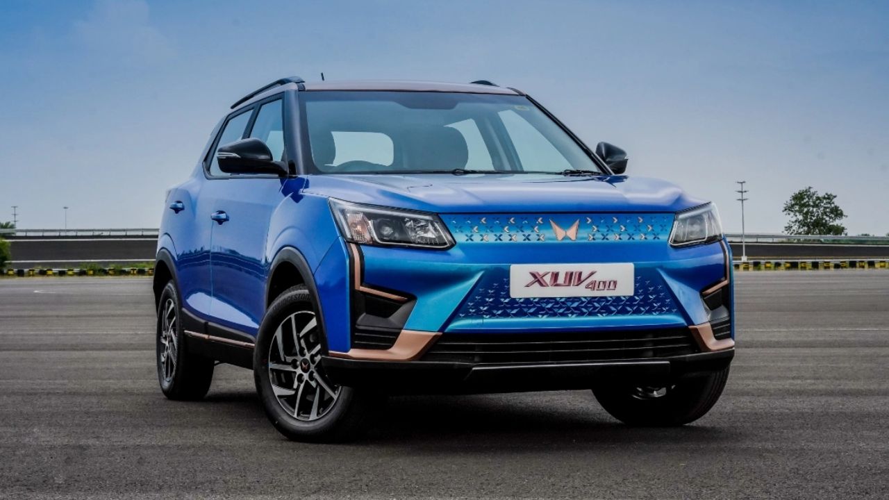  महिंद्रा कंपनीकडून त्यांची एकमेव इलेक्ट्रिक कार, Mahindra XUV400 वर भरीव सूट देखील देत आहे.XUV400 चे दोन्ही प्रकार 3 लाख रुपयांच्या सवलतीसह उपलब्ध केले गेले आहेत. 