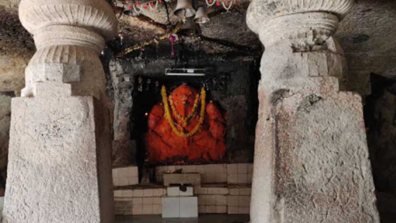 प्रसिध्द जोगेश्वरी लेण्यांमध्ये हे गणेश मंदिर आहे. हे मंदिर शिल्पसौंदर्याचा एक उत्तम नमुना. गणरायाची मूर्ती दगडात कोरली आहे आणि त्यावर शेंदुराचा लेप आहे.  ही दक्षिणाभिमुख मूर्ती आहे.