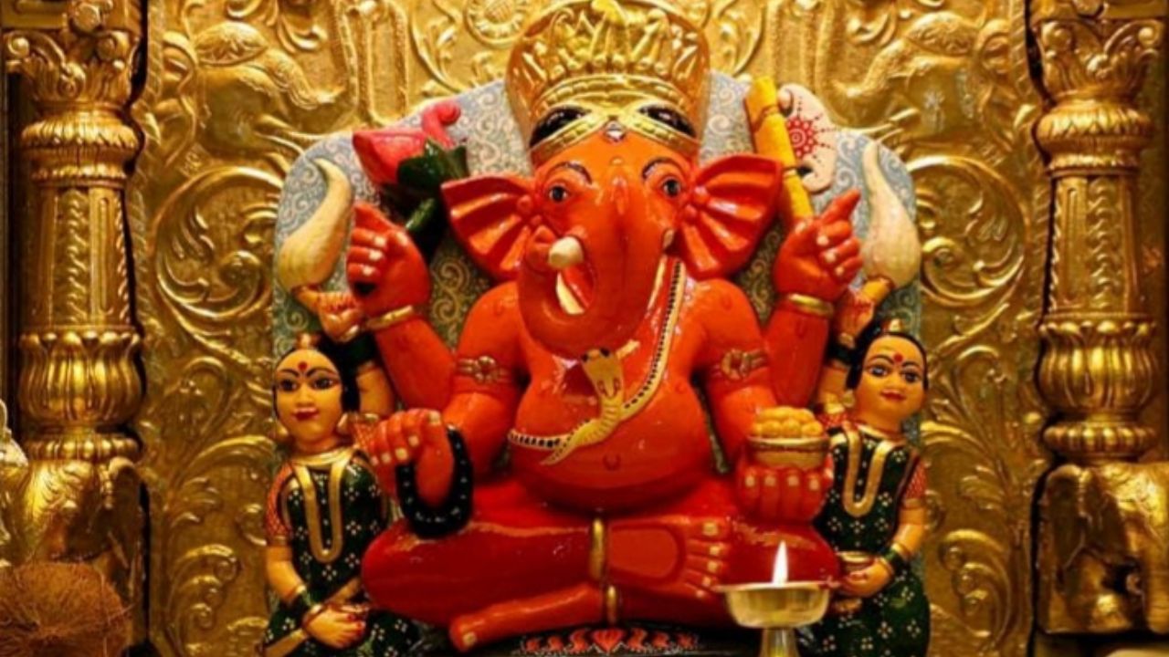 प्रभादेवी येथील सिद्धिविनायक मंदिर हे मुंबईच नव्हे तर जगभरातील भाविकांचे श्रध्दास्थान आहे. या मंदिराची उभारणी ही 1801 मध्ये झाली. दररोज लाखो भाविक सिद्धिविनायकाच्या दर्शनासाठी येतात.