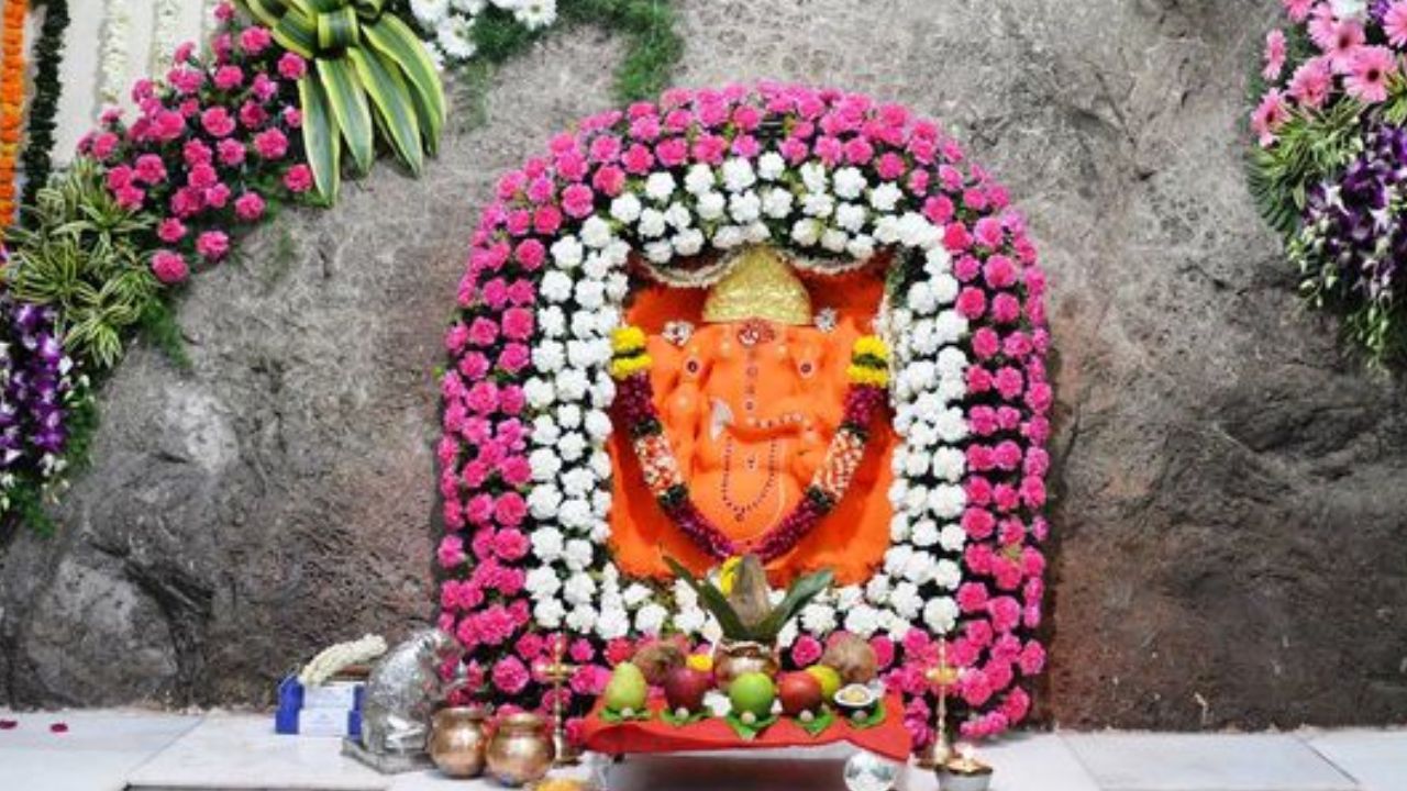 बोरिवली पश्चिमेकडील वझिरा नाका येथील स्वयंभू गणेशाचे हे मंदिर शेकडो वर्षांपूर्वीचे आहे. या मंदिरात पूर्वी  कोळी, भंडारी आणि स्थानिक ग्रामस्थ येत. काही दशकांपासून बोरिवलीच नव्हे तर मुंबईतील गणेशभक्त दर्शनासाठी येतात. या ठिकाणी विविध देवतांची पाच मंदिरे आहेत.