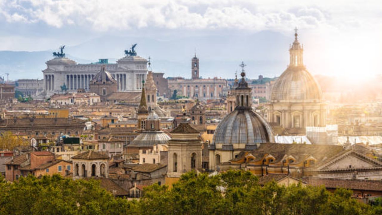 या देशात कोणालाही कायमचे नागरिकत्व दिले जात नाही. येथे राहणारे सर्व लोक त्यांच्या कार्यकाळापर्यंतच येथे राहतात. तोपर्यंत त्यांना तात्पुरते नागरिकत्व मिळते