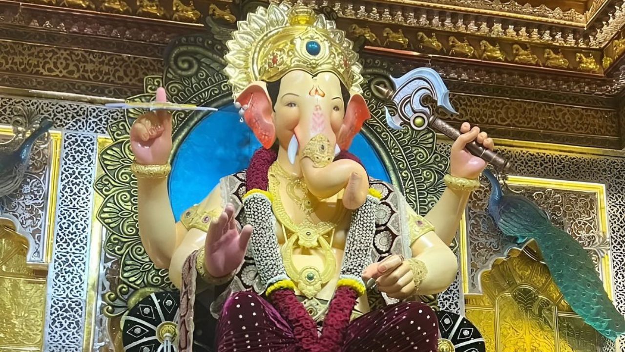 लालबागचा राजा हे मुंबईतील सर्वात मोठं आकर्षण मानलं जातं. या राजाचं दर्शन घेणं म्हणजे रात्रभर लाईनमध्ये उभं राहणं. मात्र या मूर्तीची गोष्टच वेगळी आहे