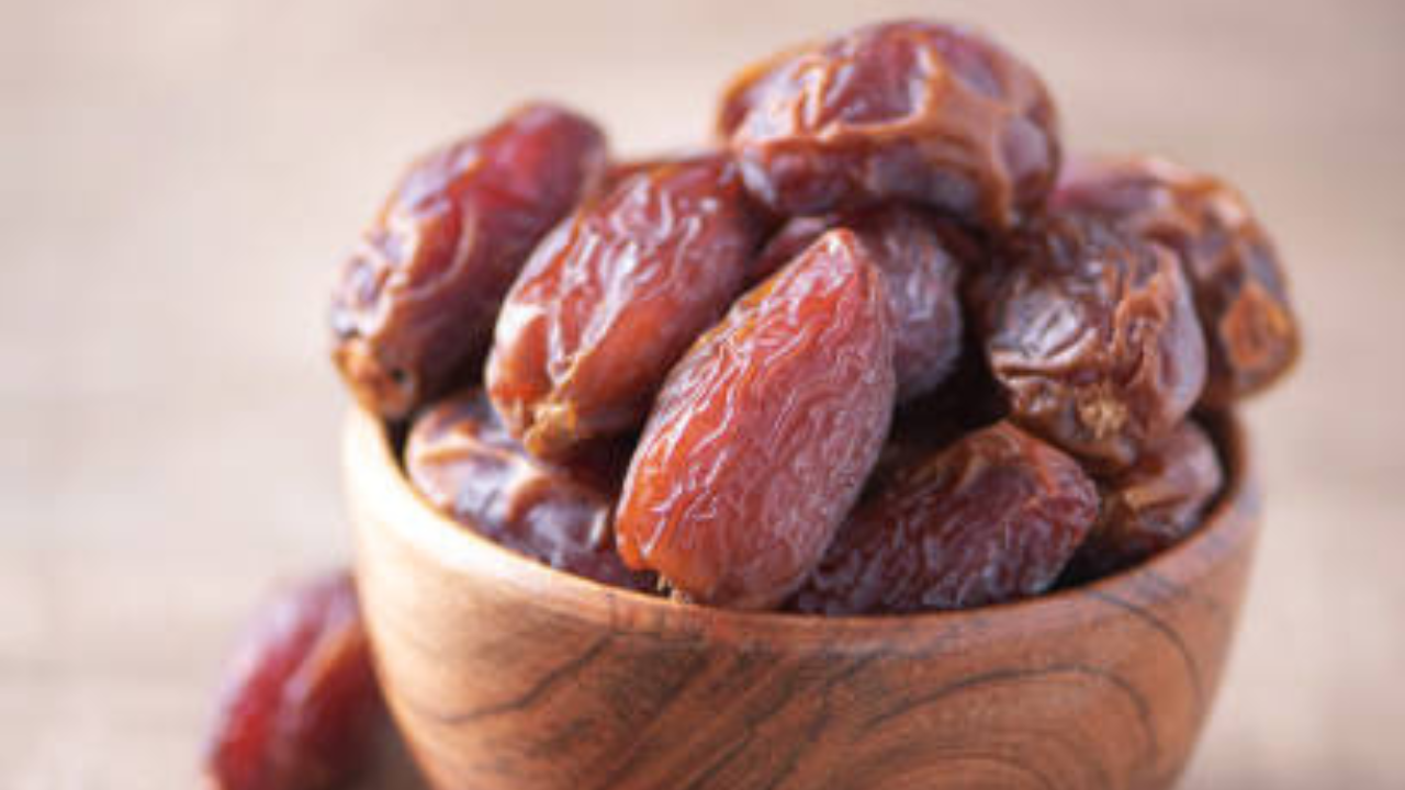 वाळलेले खजूर आणि पाण्यात भिजवलेले खजूर दोन्ही आरोग्यासाठी पौष्टिक असू शकतात, परंतु या दोन्ही पद्धतीने खाण्यात काही फरक आहेत