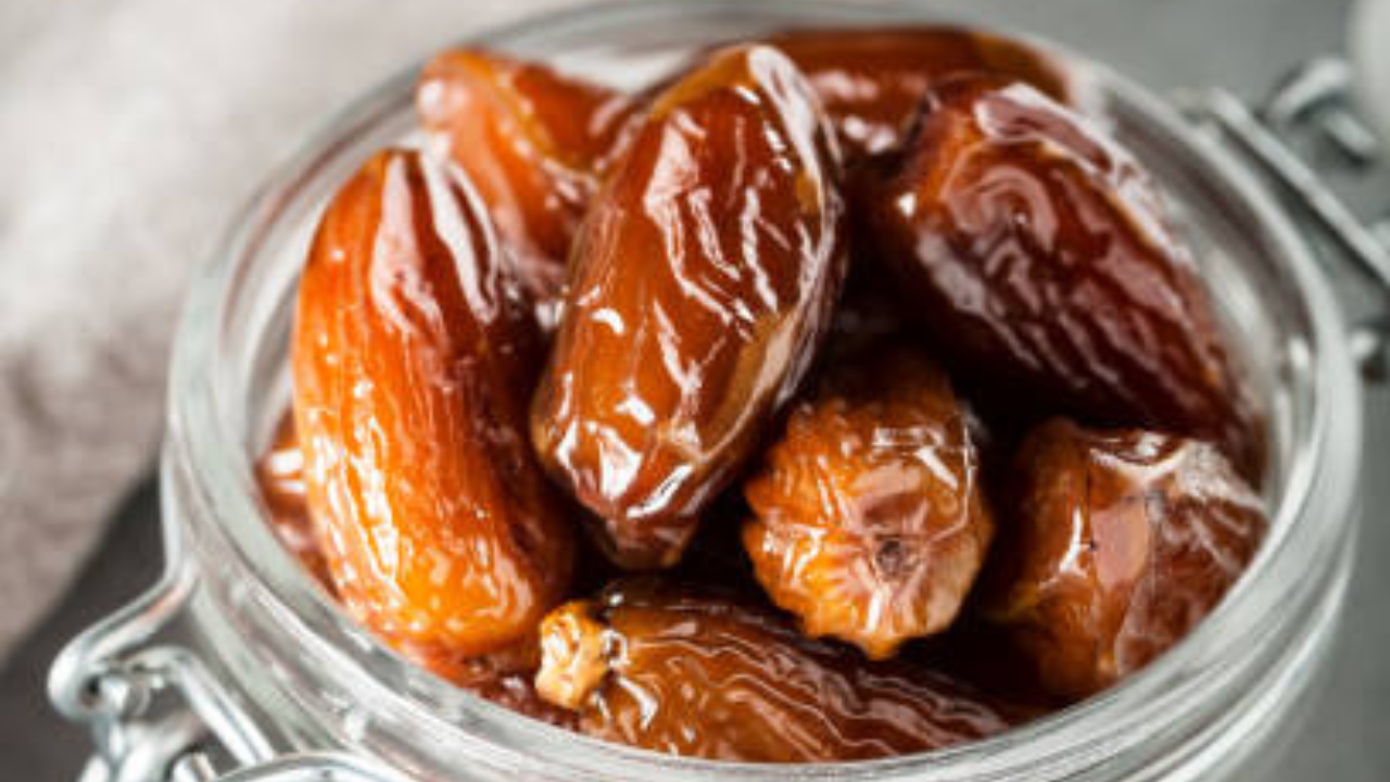 सुक्या खजूरमध्ये नैसर्गिक साखरेचे प्रमाण जास्त असते, ज्यामध्ये सुमारे 66-80% विविध प्रकारचे कर्बोदके असतात. ते व्हिटॅमिन ए, व्हिटॅमिन के आणि व्हिटॅमिन बी सारख्या उर्जेचा आणि जीवनसत्त्वांचा उत्तम स्रोत आहेत