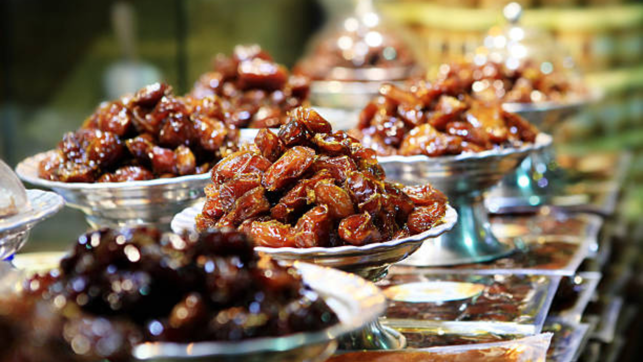 सुक्या खजूरमध्ये पोटॅशियम, मॅग्नेशियम आणि लोहासारखी खनिजे देखील असतात, जी आपल्या शरीरासाठी गरजेची आहेत