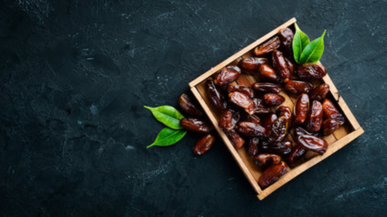 सुक्या खजुरांप्रमाणेच भिजवलेल्या खजूरमध्येदेखील व्हिटॅमिन ए, के, बी, पोटॅशियम, मॅग्नेशियम आणि लोह यासारखे पोषक तत्व आहेत