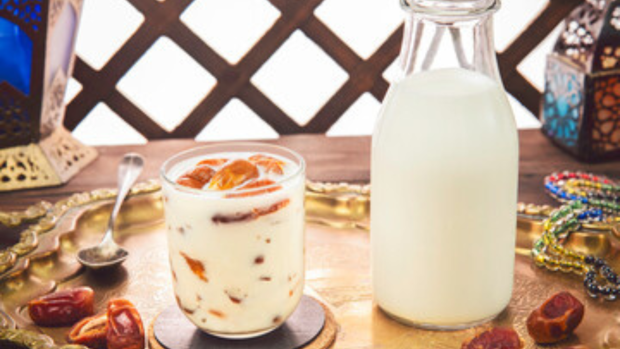 मात्र भिजवलेल्या खजुरामध्ये जास्त अँटिऑक्सिडंट्स आणि पॉलिफेनॉल असतात. याशिवाय ओले खजूर हे फायबरचे एक चांगले स्त्रोतदेखील आहेत