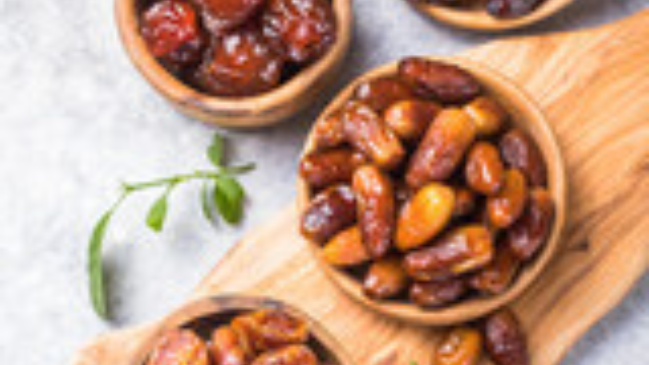 सुक्या आणि ओल्या खजुरांमधील निवड बहुतेकदा वैयक्तिक पसंती आणि ते कसे वापरावे यावर अवलंबून असते. निरोगी, संतुलित आहारामध्ये दोघांचाही समावेश केला जाऊ शकतो