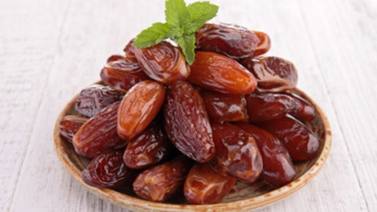ज्यांना त्यांच्या कॅलरी आणि कार्बोहायड्रेटचे सेवन वाढवायचे आहे त्यांच्यासाठी सुका खजूर हा एक चांगला पर्याय असू शकतो. ज्यांना जास्त अँटिऑक्सिडंट्स आणि हायड्रेशन हवे आहे त्यांच्यासाठी ओले खजूर चांगले ठरतात
