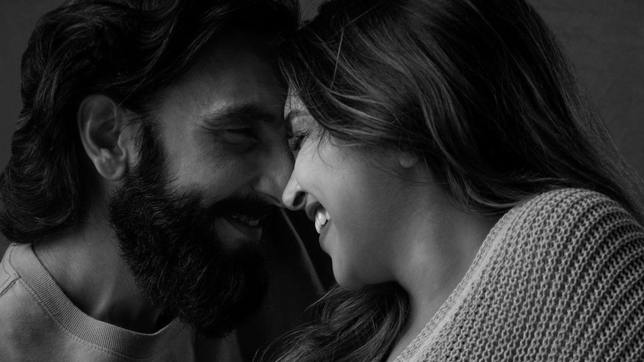 ब्लॅक अँड व्हाईट अंदाजात रणबीर- दीपिकाने हे खास फोटोशूट केले असून प्रेग्नन्सीमध्ये दीपिकाचा सर्वात बोल्ड अंदाज या फोटोमधून पाहायला मिळाला आहे. 
