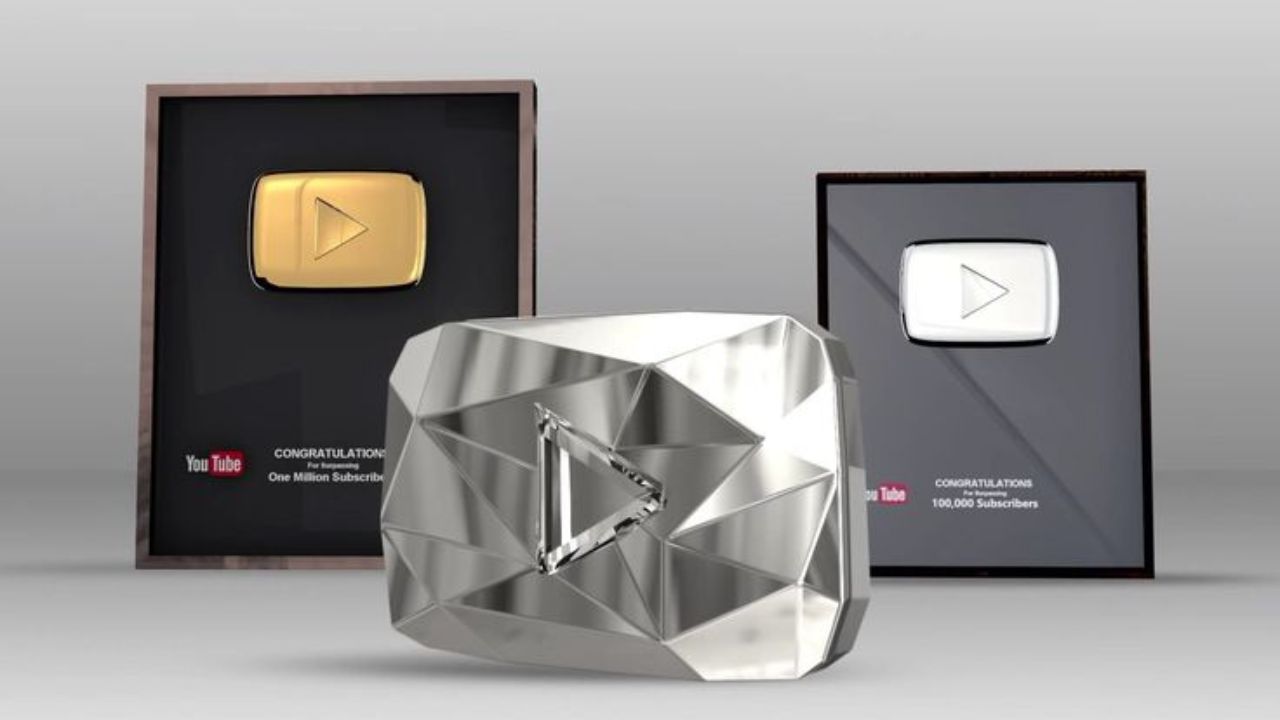 YouTube डायमंड प्ले बटण 1 कोटी सबस्क्रायबर्स पूर्ण झाल्यानंतर क्रिएटरला दिलं जातं. हे फार कमी लोकांना मिळते. 
