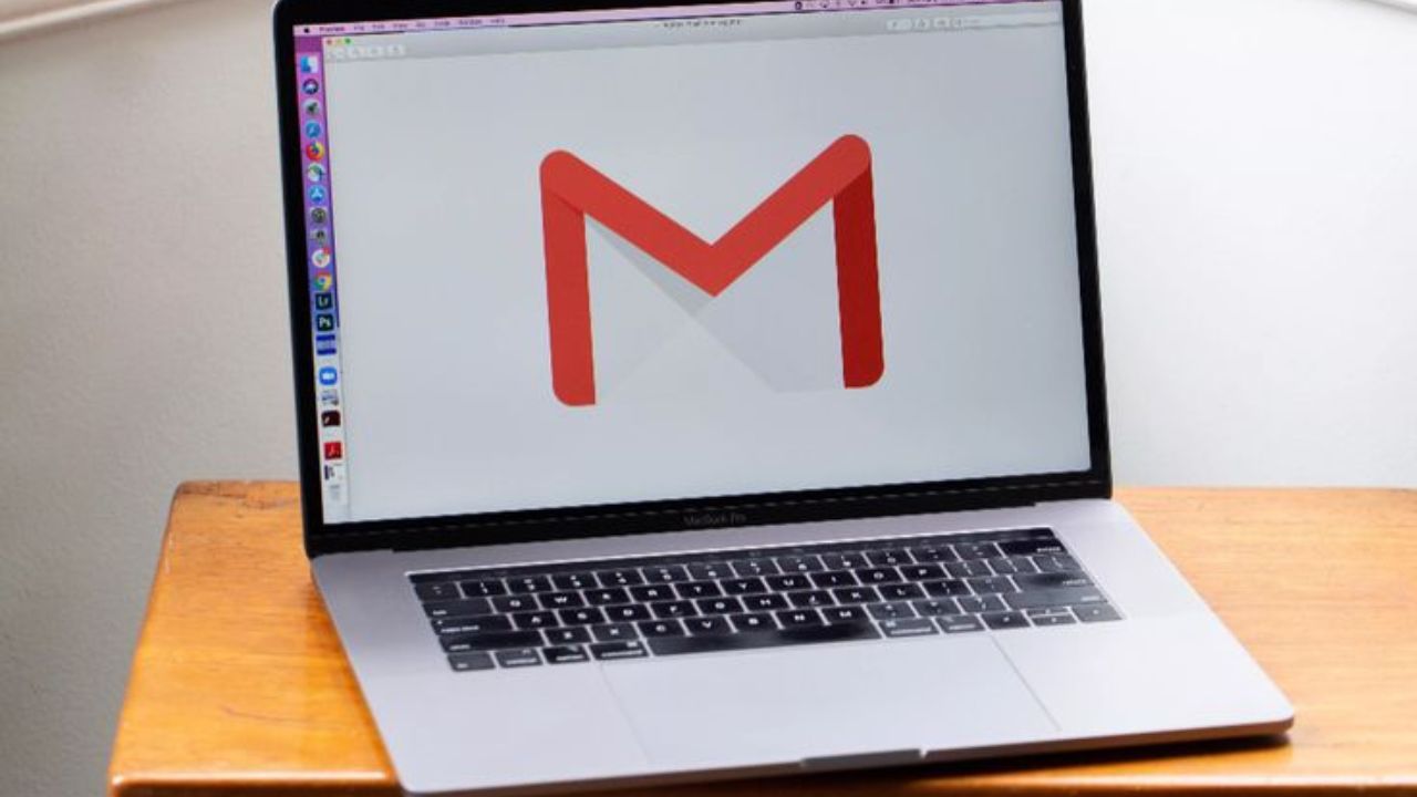 Gmail ची सेवा ईमेल संदेश पाठविण्याचे काम करते. जसे आपण ईमेल पत्त्यानंतर @gmail.com जोडतो.