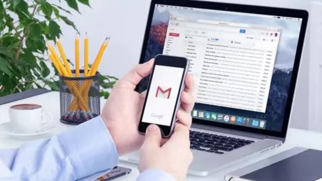 थोडक्यात सांगायचं झालं तर, Gmail संदेश पाठवण्याचे काम करते. तर ह्या संदेशाला ईमेल म्हणतात. 