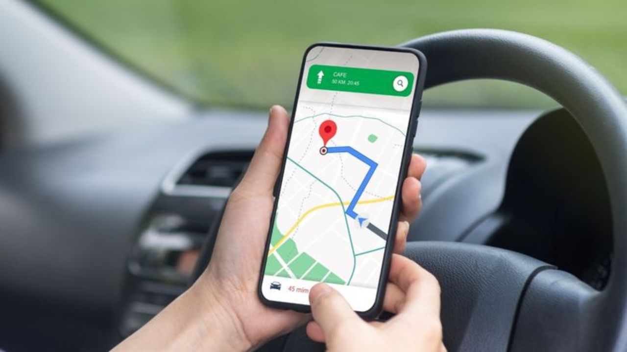 Google Maps त्यांच्या युजर्ससाठी एक नवीन फीचर लाँच करणार आहे. या नवीन फीचर अंतर्गत युजर्सचे फेक रिव्ह्यूपासून संरक्षण केलं जाणार आहे. Google Maps चे नवीन वैशिष्ट्य वापरकर्त्यांना चेतावणी देईल आणि व्यवसायात बेकायदेशीरपणे दिलेल्या फीडबॅकचा प्रतिकार करेल. 
