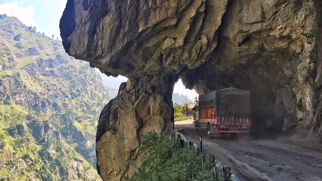 NH 22 : हा राष्ट्रीय महामार्ग, त्याच्या विश्वासघातकी परिस्थितीसाठी ओळखला जातो, रेलिंगशिवाय डोंगराळ प्रदेशातून वारा जातो. तीक्ष्ण वळणे आणि अप्रत्याशित वळणे असलेला हा रस्ता कुप्रसिद्धपणे अरुंद आहे आणि त्याच्या खराब देखभालीमुळे तो हिस्ट्री चॅनलच्या