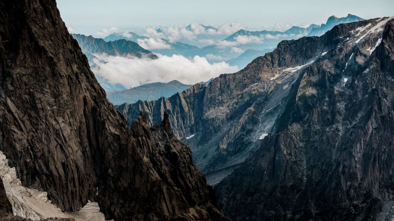 Almora city in himachal became the capital of Chandavansha 500 years ago Then the victim of Muslim and British attacks