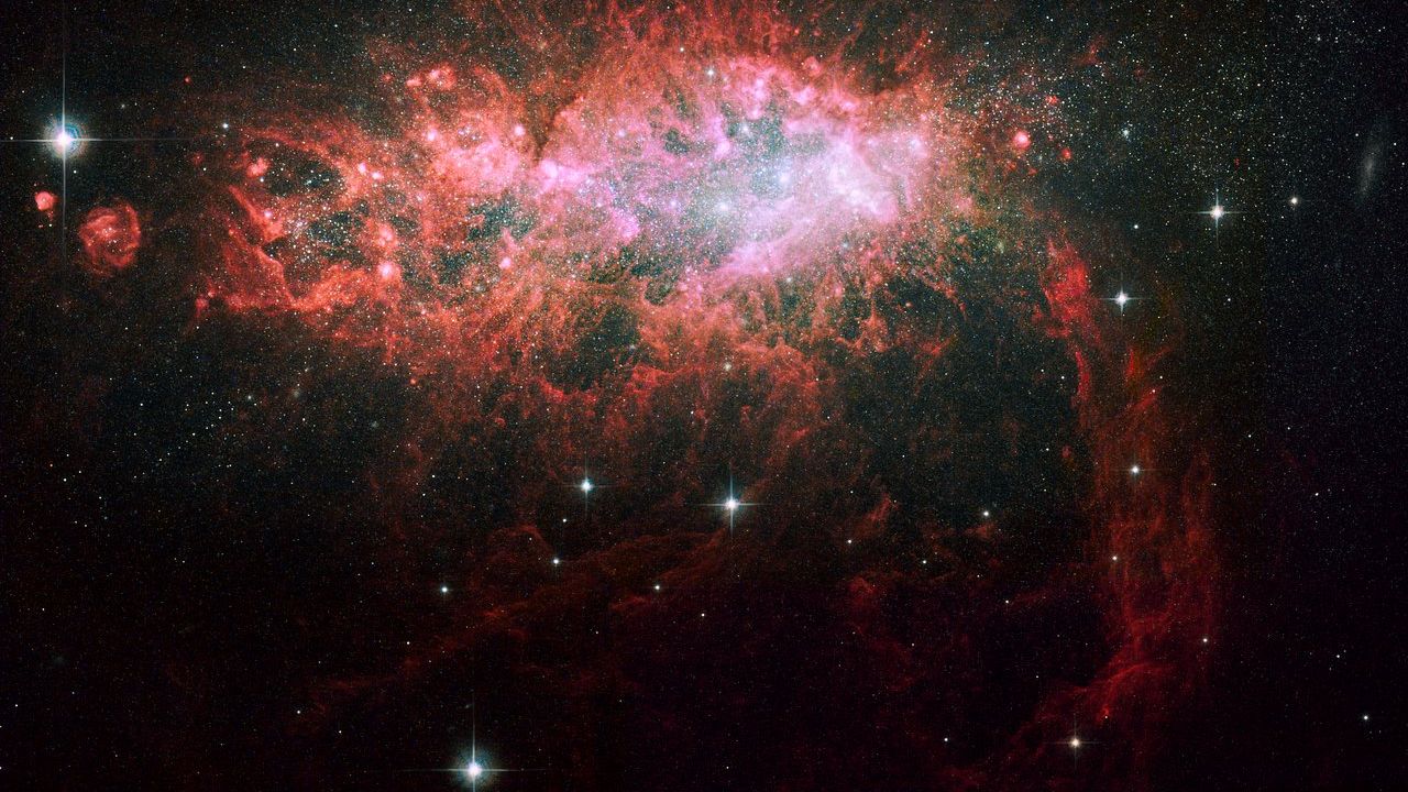 NGC 1569 Starburst Galaxy NGC 1569 नावाची स्टारबर्स्ट आकाशगंगा आपल्या आकाशगंगेच्या 100 पटीने तारे तयार करत आहे. ही आपल्या शेजारच्या सर्वात सक्रिय आकाशगंगांपैकी एक आहे. त्याचा प्रकाश अवकाशप्रेमींना मंत्रमुग्ध करू शकतो.