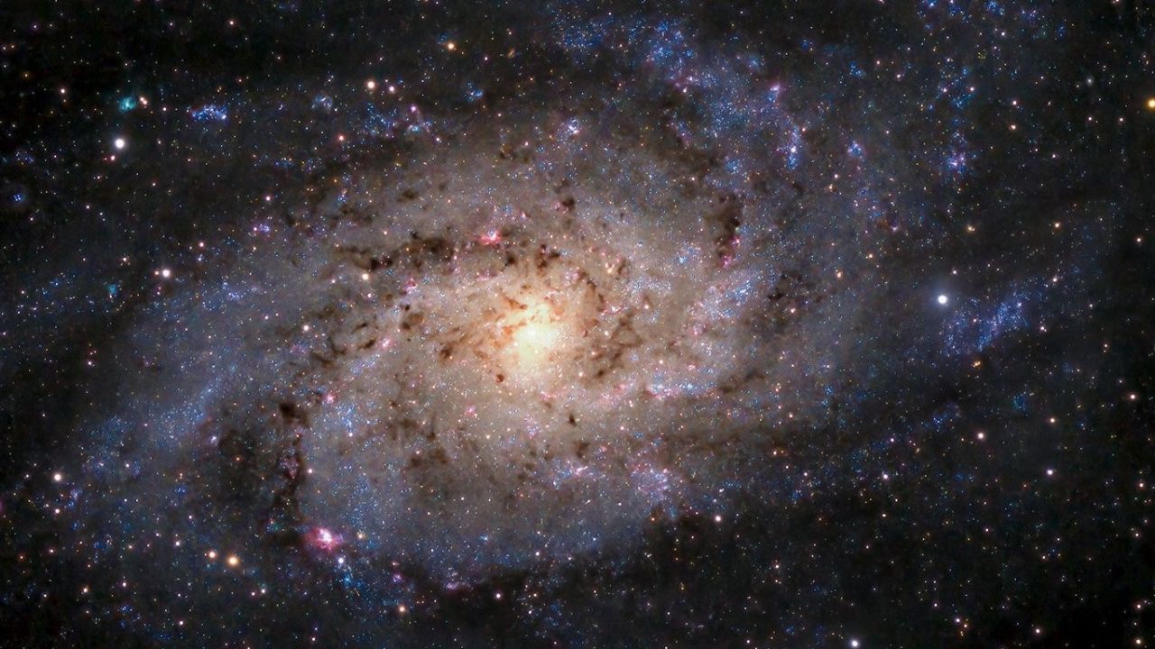 मेसियर 33 मेसियर 33, आमच्या स्थानिक दीर्घिका समूहातील तिसरी सर्वात मोठी आकाशगंगा, आकाशगंगेच्या जवळपास अर्धा आकारमान असेल. मेसियर 33 ही एक सर्पिल आकाशगंगा आहे, जी पृथ्वीपासून सुमारे 27 दशलक्ष प्रकाशवर्षे दूर त्रिकोणी नक्षत्रात स्थित आहे.