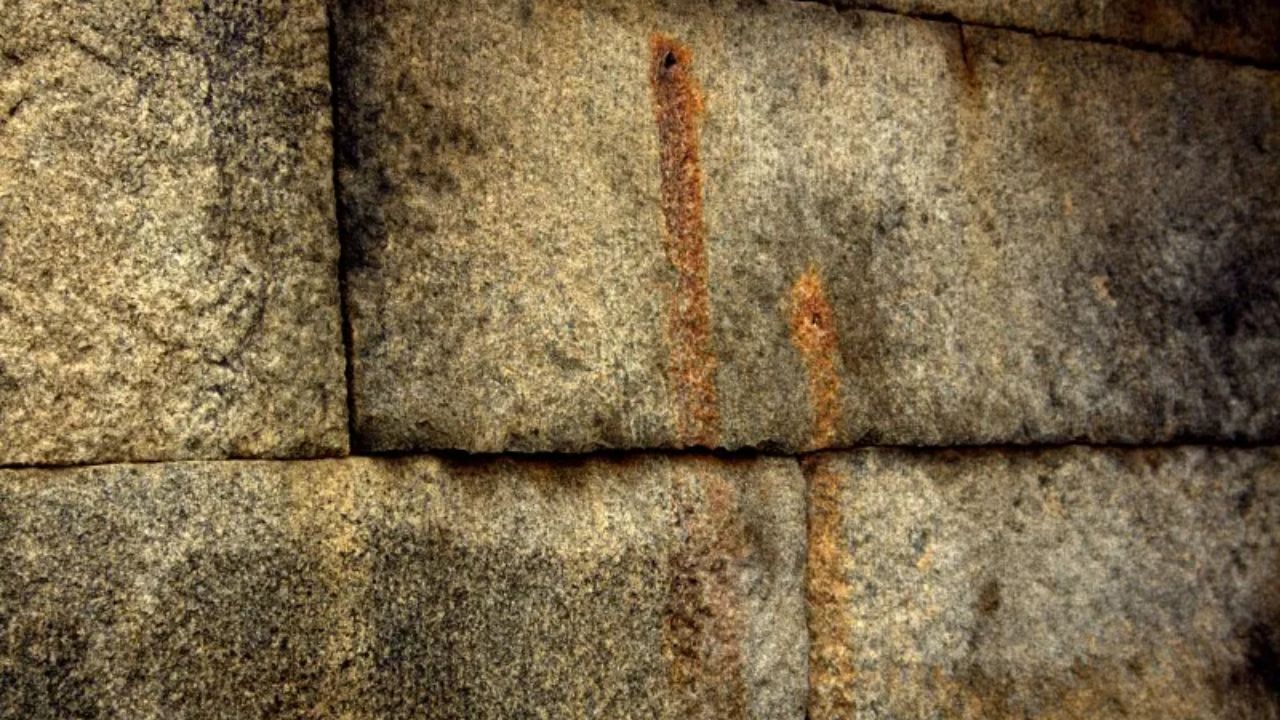 The miraculous lepakshi temple a wonderful example of 16th century architecture Whose mysterious pillar floats in the air
