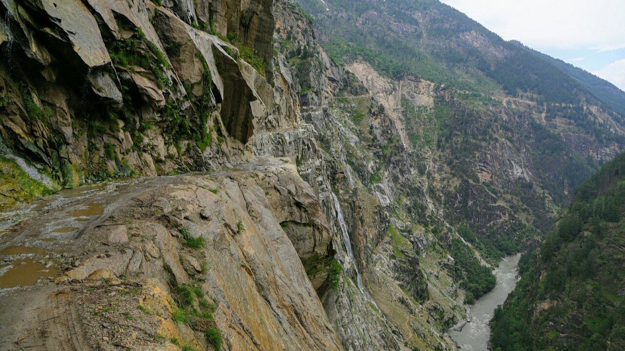 किश्तवार कैलास रोड : जम्मू आणि काश्मीरच्या किश्तवार जिल्ह्यात स्थित, हा धोकादायक 100 मैलांचा पट्टा अरुंद आहे आणि त्याला रेलिंगची कमतरता आहे. ते 6,451 मीटरवर किश्तवार कैलास बेस कॅम्पकडे जाते.