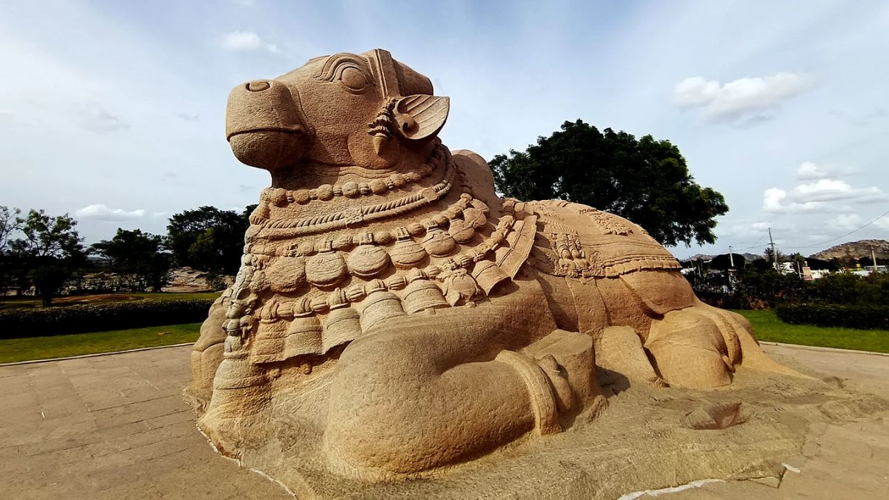 The miraculous lepakshi temple a wonderful example of 16th century architecture Whose mysterious pillar floats in the air