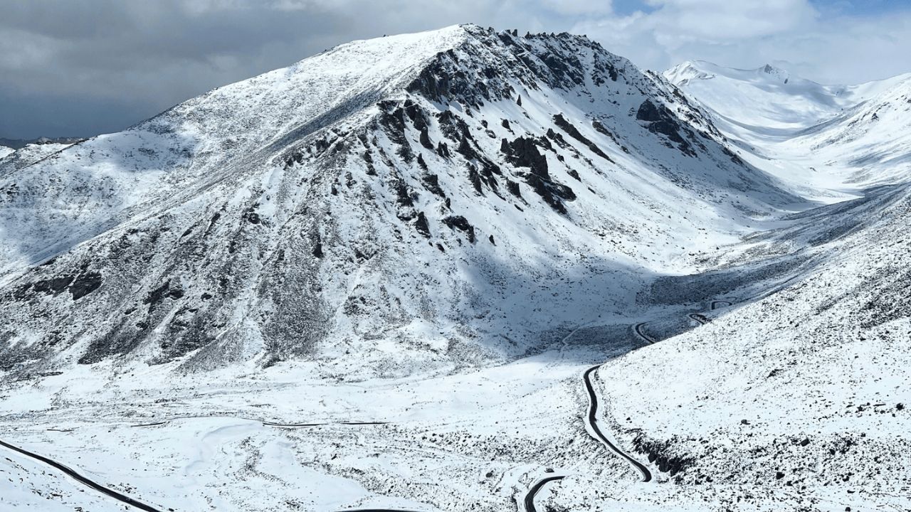 खार्दुंग ला पास : भारत आणि चीनमधील ऐतिहासिक रेशीम मार्गाचा एक भाग असलेला हा रस्ता अत्यंत उंचीसाठी प्रसिद्ध आहे. हे नुब्रा व्हॅलीमध्ये प्रवेश प्रदान करते परंतु गंभीर हवामान आणि निसरड्या, बर्फाळ परिस्थितीमुळे ऑक्टोबर ते मे पर्यंत बंद असते.