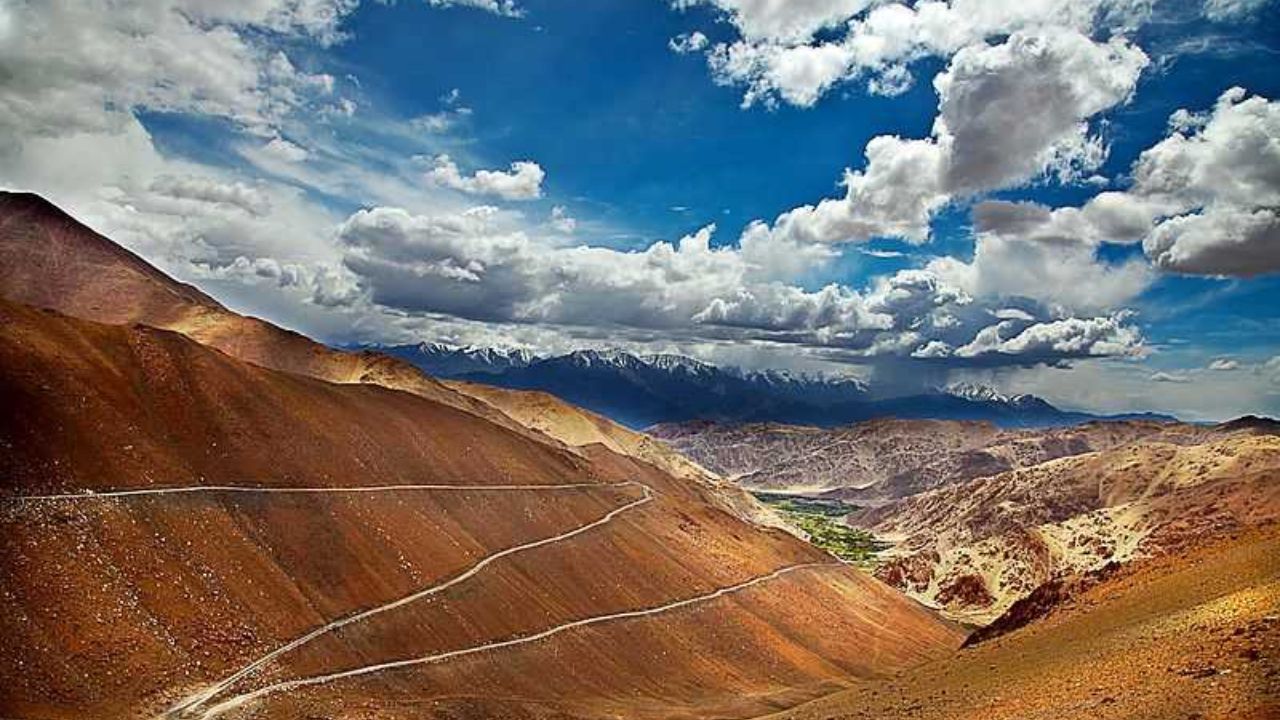 चांग ला पास : समुद्रसपाटीपासून 5,360 मीटरवर बसलेला, चांग ला पास वर्षभर बर्फाच्छादित राहतो, ज्यामुळे तो अत्यंत निसरडा होतो. उच्च उंचीमुळे ऑक्सिजनची पातळी कमी होते आणि थंड तापमानामुळे अतिरिक्त आव्हाने निर्माण होतात. हे हिमालयातील चांगथांग पठाराचे प्रवेशद्वार आहे.