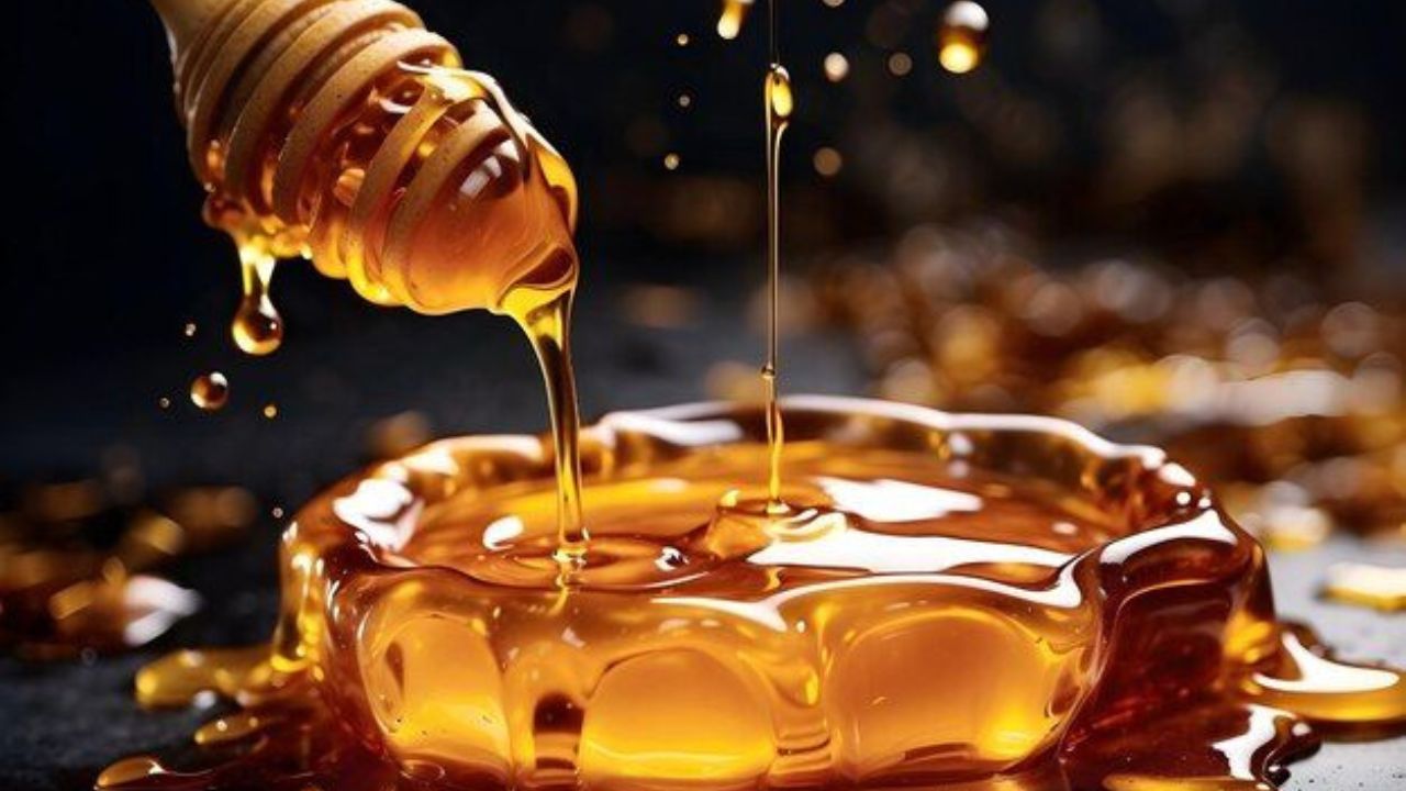 कमकुवत प्रतिकारशक्तीमुळे आपल्याला अनेक आजारांचा सामना करावा लागतो. अशा परिस्थितीत मधाचे सेवन केल्याने रोगप्रतिकारशक्ती वाढते आणि शरीर अनेक प्रकारच्या संसर्गापासून सुरक्षित राहते. 