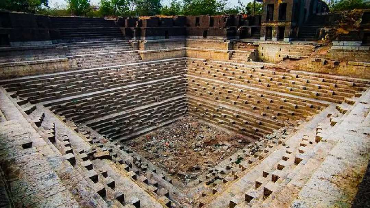 या विहीरीला एकूण 96 पायऱ्या आहेत. या ठिकाणी मुख्य मंदिरासमोर शेतात एक भव्य असा बारव असून चिरेबंदी दगडापासून बनवलेल्या बारवाची खोली सात पुरुष म्हणजे शंभर फूट आहे.