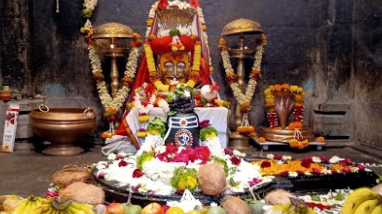 या मंदिराच्या गर्भगृहात एकूण पाच शिवलिंगे आहेत. ही शिवलिंगे खंदकात लपवलेली असल्याने फक्त प्रकाशात दिसू शकतात. हे विलक्षण मंदिर पुणे शहरापासून 54 किमी अंतरावर आहे. 
