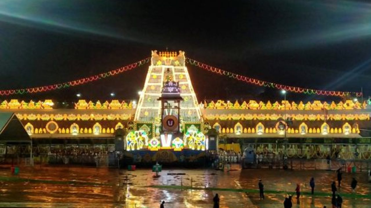 श्री व्यंकटेश्वर मंदिराला अनेक स्त्रोतांकडून उत्पन्न मिळतं असतं. यात भक्तांकडून अर्पण होणारे सोनं, देणग्या, मुदत ठेवींवरील व्याजाची रक्कम यांचा समावेश आहे. मंदिराच्या संपत्तीची ही रक्कम दिवसेंदिवस वाढत आहे. 
