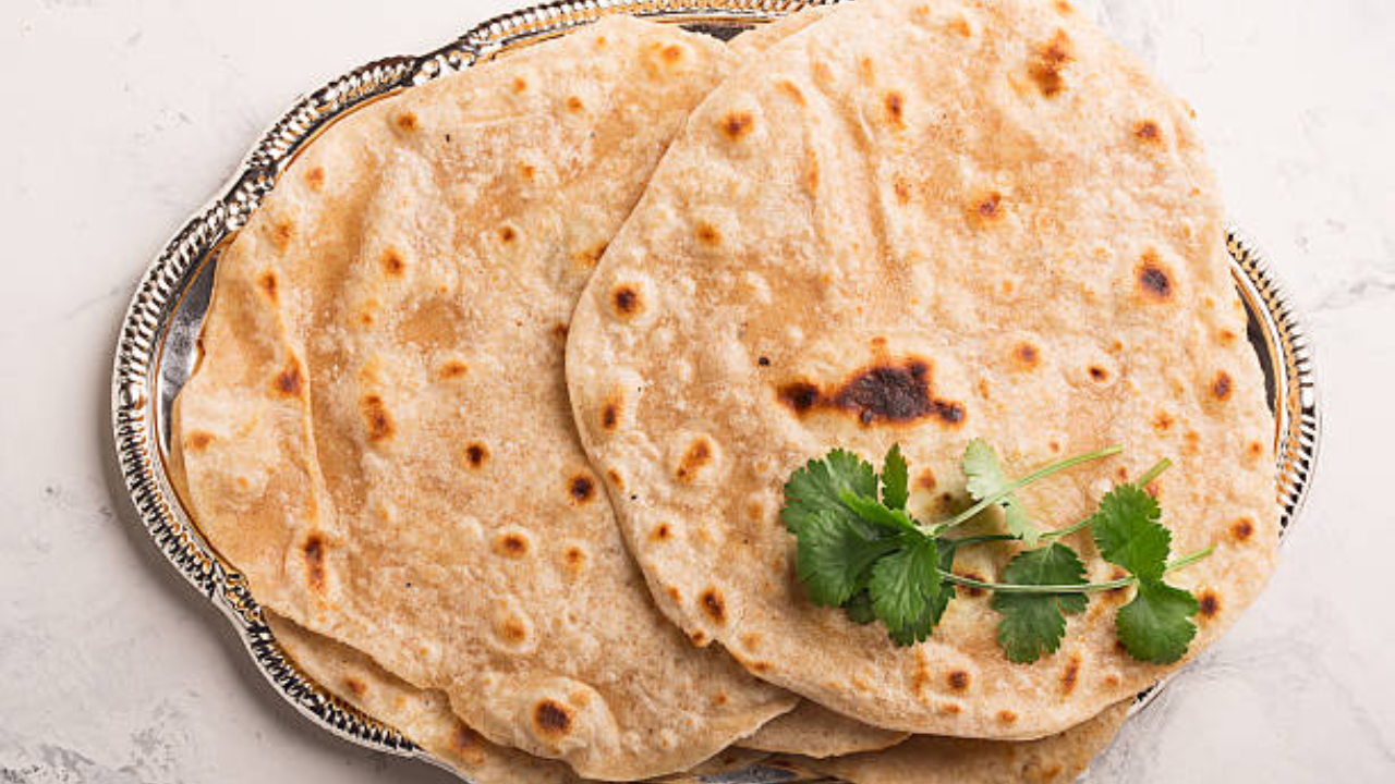 रोजच्या आहारात खाल्ल्या जाणाऱ्या चपातीचा शोध कधी लागला तुम्हाला माहिती आहे का? तुम्हाला जाणून आश्चर्य वाटेल की, सर्वात आधी पहिली चपाती ही 14 वर्षांपूर्वी बनवण्यात आली. 
