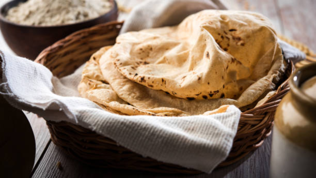 काही तज्ज्ञांच्या मते, ते 14 वर्षांपूर्वी उत्तर पूर्व जॉर्डनमधील ठिकाणी बनवण्यात आली होती. तर काहींच्या मते,  5 हजार वर्षांपूर्वी रोटी बनवण्याची पद्धत सुरु झाली. त्याकाळी गव्हाची पेस्ट करून गरम दगडावर रोटी बनवली जायची
