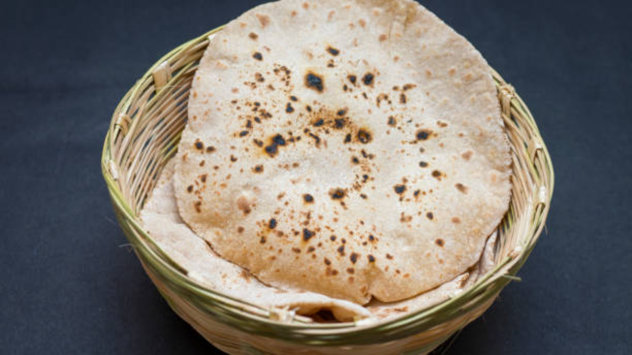 तर भाकरीविषयी असे सांगितले जाते की, ती प्रथम पर्शियात बनवण्यात आली. त्यावेळी पिठापासून जाडसर भाकरी तयार केली जायची
