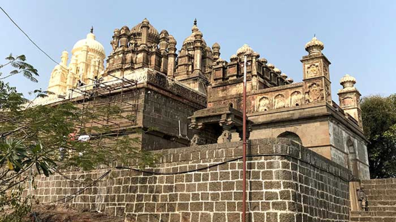 हे मंदिर मुळचा मंगलगड नावाचा किल्ला आहे. येथे औरंगजेबने आक्रमण करत येथील मुर्त्यांची तोडफाड केली होती. छत्रपती शिवाजी महाराजांच्या कारकिर्दीत मुस्लीम शिल्पकारांनी याची पुनर्बांधणी केली. 

