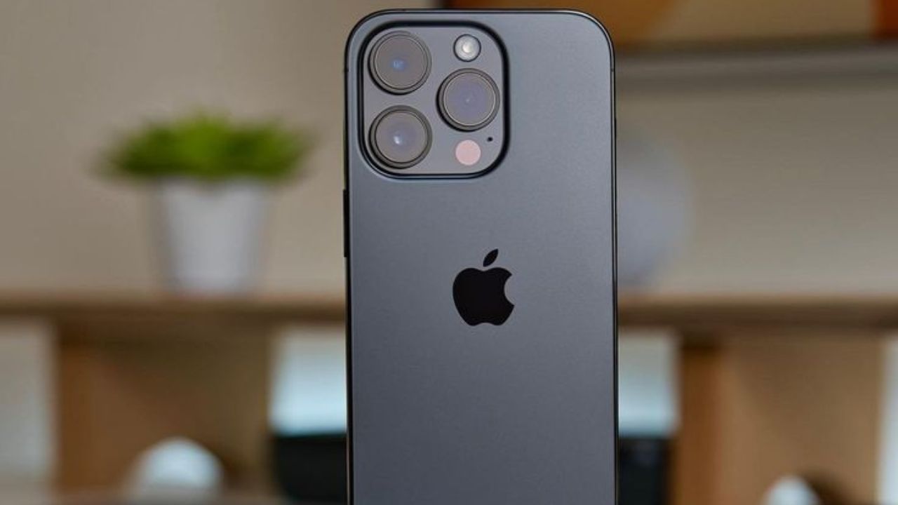 सर्वात महाग iPhone 16 Pro Max, जपानमध्ये 1.11 लाख रुपये, कॅनडामध्ये 1.08 लाख रुपये आणि ऑस्ट्रेलियामध्ये 1.20 लाख रुपयांना खरेदी केले जाऊ शकते. iPhone 16 Pro Max व्हिएतनाममध्ये 1.19 लाख रुपयांच्या किमतीत लाँच करण्यात आला आहे.  सिंगापूरमध्ये या मॉडेलची किंमत 1.22 लाख रुपये, थायलंडमध्ये 1.21 लाख रुपये आणि फ्रान्समध्ये 1.37 लाख रुपये आहे.