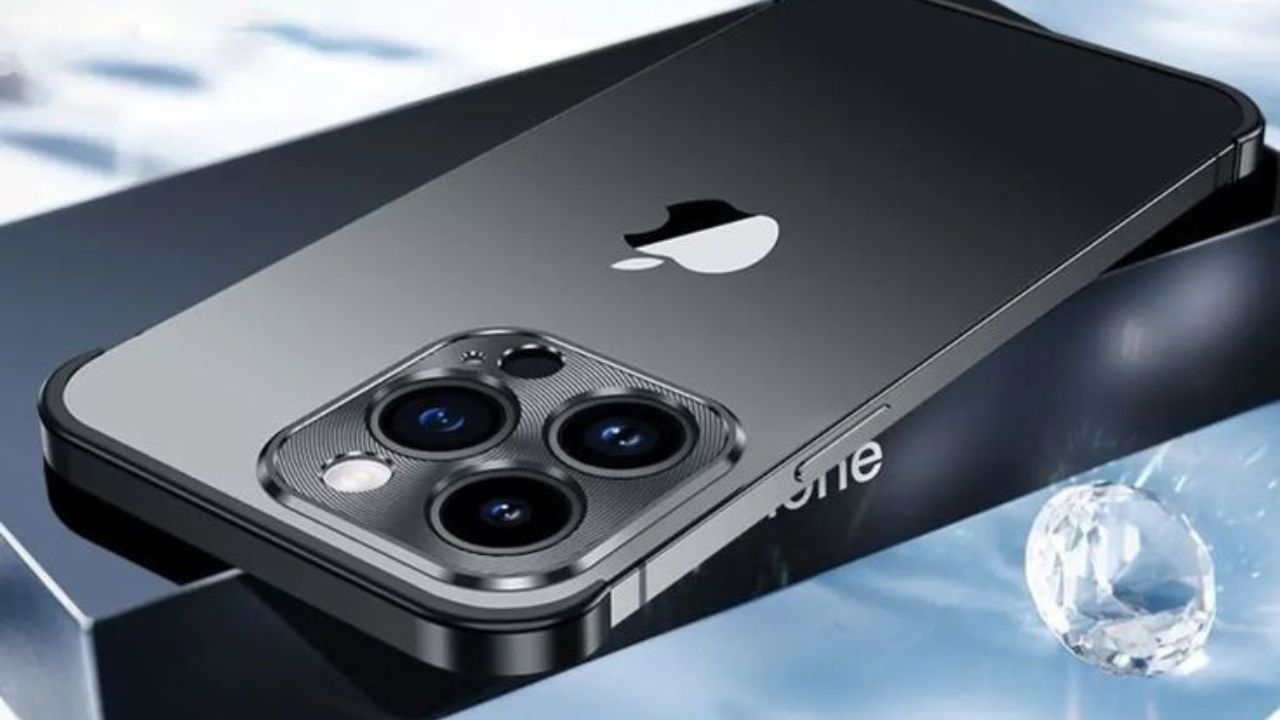 अमेरिकेत iPhone 16 ची किंमत 67,096 रुपये आहे. iPhone 16 Plus ची किंमत 75,493 रुपये आहे. iPhone 16 Pro ची सुरुवातीची किंमत 83,891 रुपये आहे आणि iPhone 16 Pro Max ची किंमत 1,00,686 रुपये आहे.  म्हणजेच हा फोन अमेरिकेत सुमारे 44 हजारांनी स्वस्त आहे.