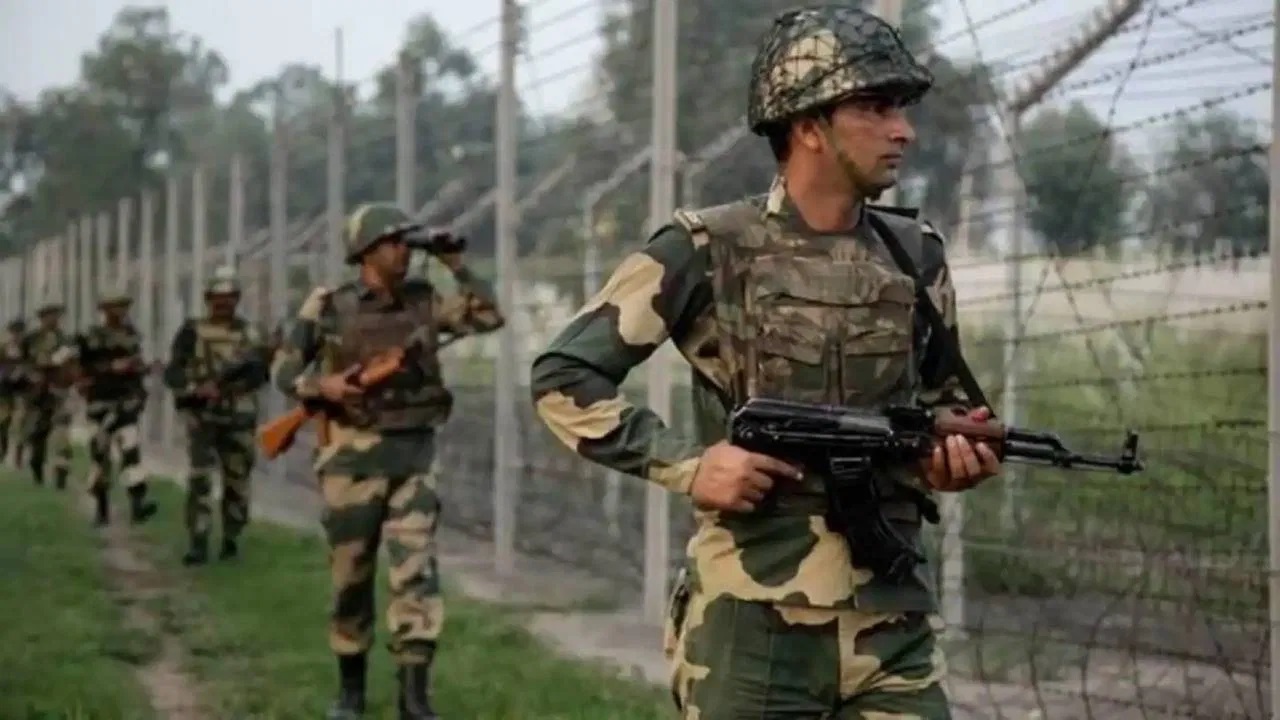 J&k Election 2024: पंतप्रधानांच्या सभेपूर्वी काश्मीरमधील दहशतवाद्यांचा डाव फसला, मोठ्या प्रमाणात शस्त्रसाठा जप्त