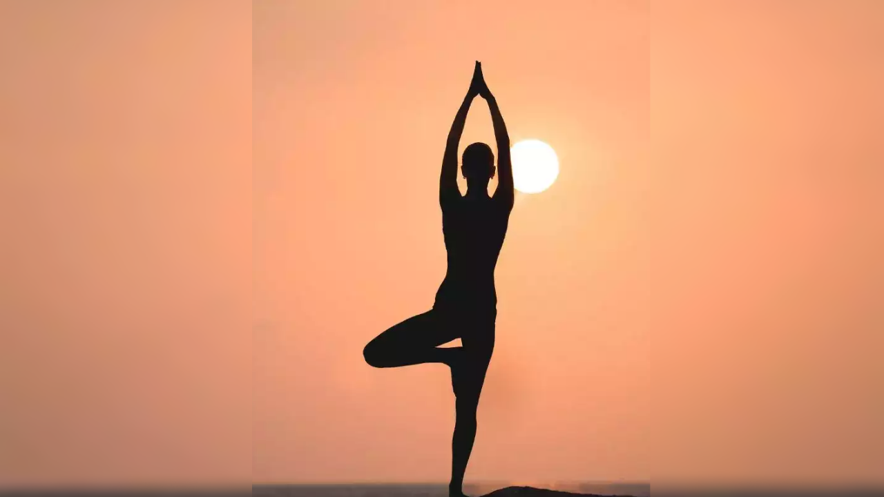 वृक्षासन शरीराचे संतुलन राखते आणि पाठीचा कणा मजबूत करते. हे आसन मानसिक स्थिरता आणि एकाग्रता वाढवण्यासाठीही मदत करते.