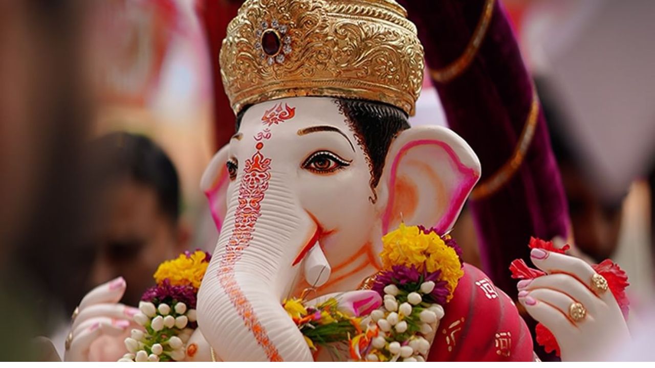 पुण्याचा ग्रामदैवत मानला जाणारा कसबा गणपती हा पुण्याचा पहिला मानाचा गणपती आहे. कसबा गणपतीला गणेशोत्सवाच्या मिरवणुकीमध्ये पहिला मान दिला जातो.
