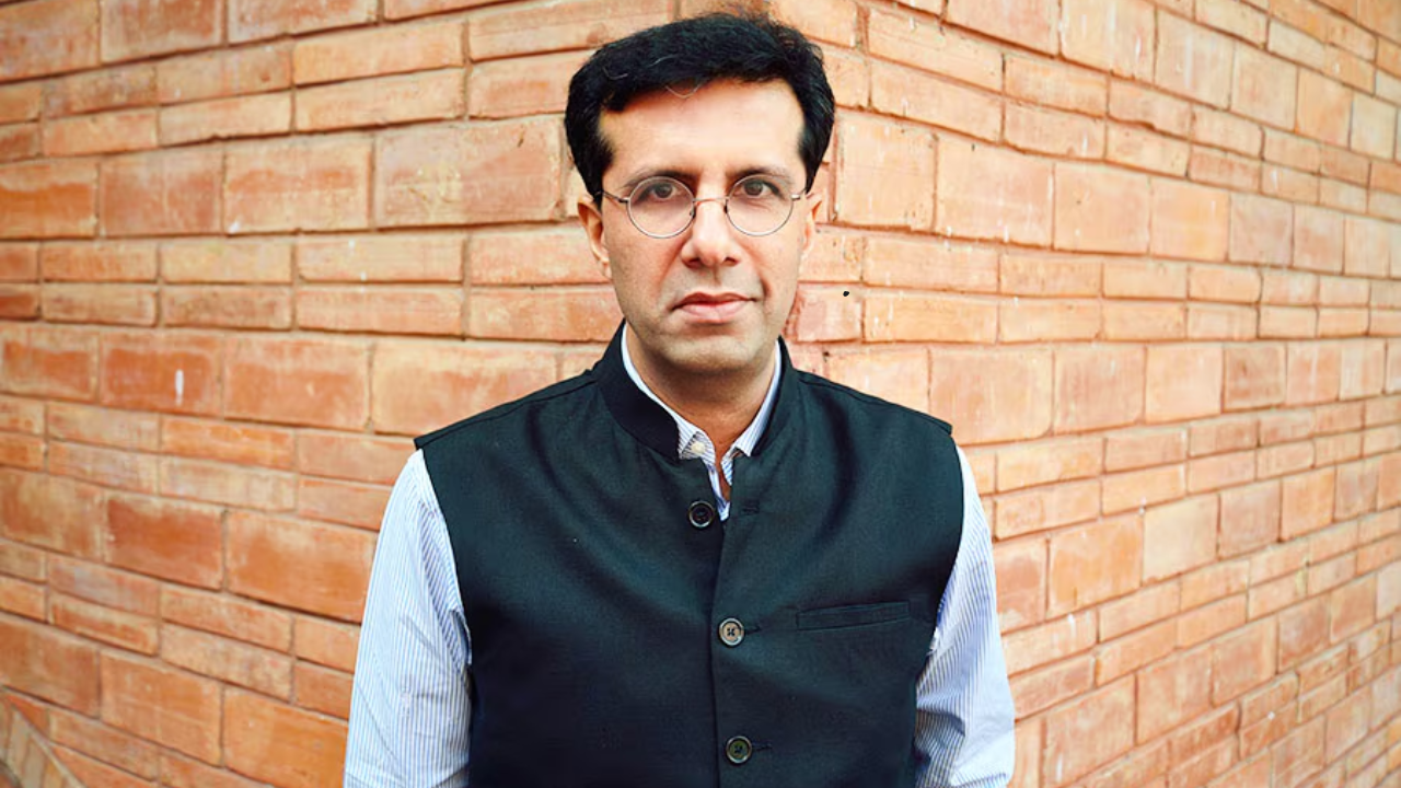 आशिष धवन सेंट्रल स्क्वेअर फाऊंडेशनचे CEO असून अशोक युनिव्हर्सिटी उभी करण्यात त्यांचे बहुमूल्य योगदान आहे. ते देशातील श्रीमंत गुंतवणूकदारांपैकी एक असून त्यांनी इक्विटास होल्डिंग्स लि., आयडीएफसी लि., ग्लेनमार्क फार्मास्युटिकल्स लि. आणि बिर्लासॉफ्ट लि. सारख्या कंपनीमध्ये गुंतवणूक केली आहे. 